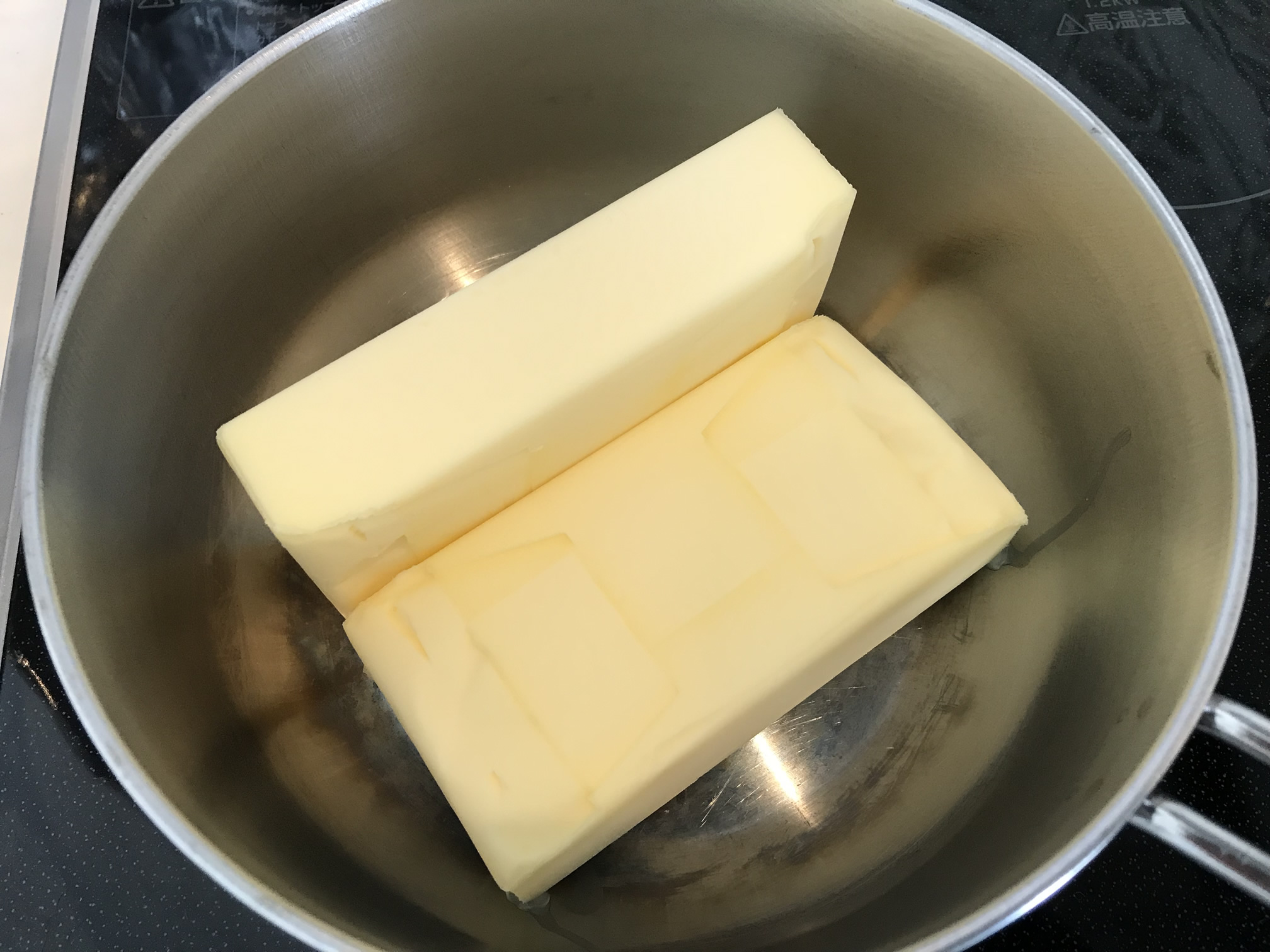 バターを鍋に入れる